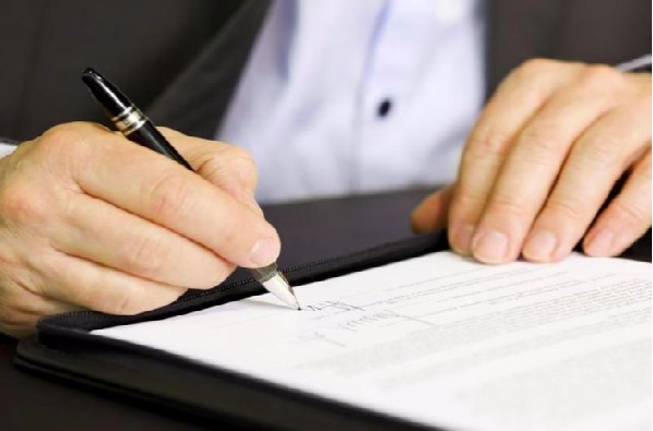 Hãy đọc kỹ hợp đồng trước khi ký