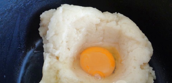 đập quả trứng vào bột