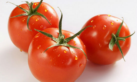 Sử dụng cà chua sống để chữa nhiệt miệng