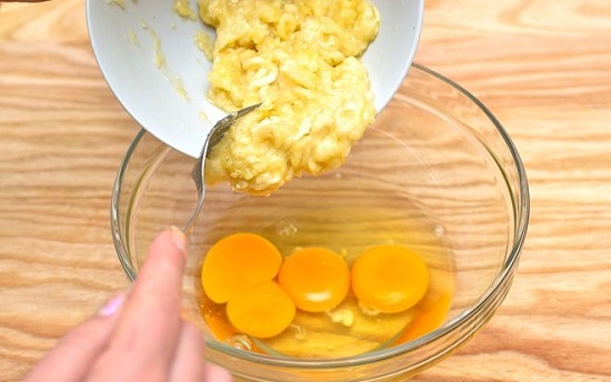 thêm chuối chín vào trứng