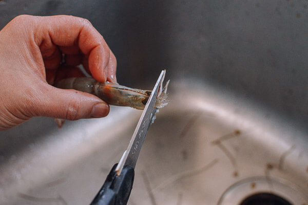 Cách làm tôm luộc chấm nước tương đơn giản mà ngon nguyên liệu
