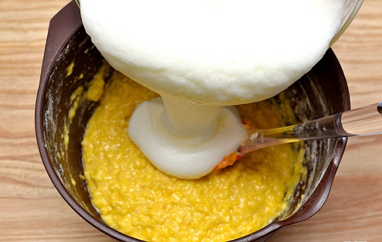 thêm lòng trắng trứng vào hỗn hợp bột mì