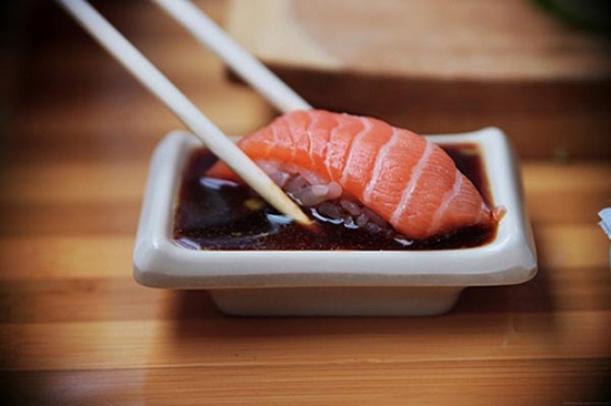 sushi chấm với xì dầu