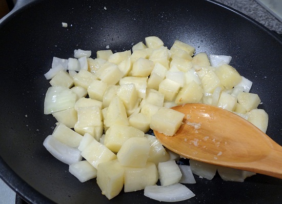 đợi chảo nóng cho khoai tây vào - Cách làm khoai tây xào xì dầu 