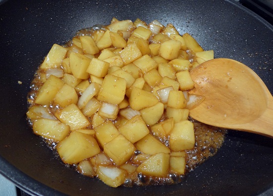 xào khoai với các nguyên kiệu đã chuẩn bị - Cách làm khoai tây xào xì dầu 