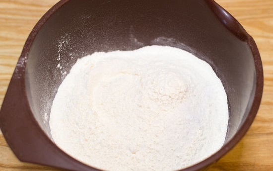 trộn muối với bột mì