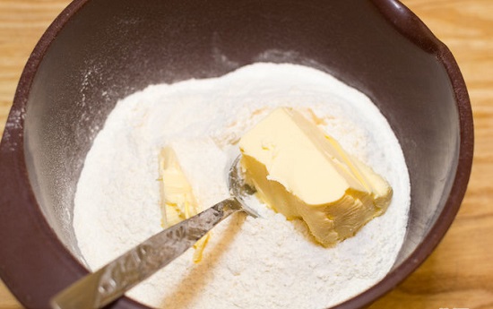 thêm bơ vào bột mì