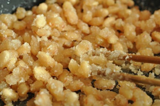 Đun tới khi đường khô lại bám vào hạt đậu tạo thành món mứt đậu trắng