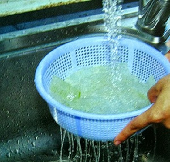 rửa nha đam với nước lạnh nhiều lần