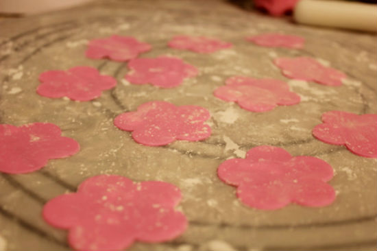 Trang trí bánh kem bằng hoa hồng làm từ fondant 3