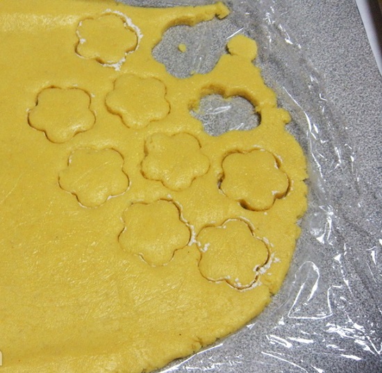 cắt hình hoa cho bánh
