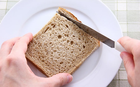 bánh mì cắt bỏ phần viền cứng