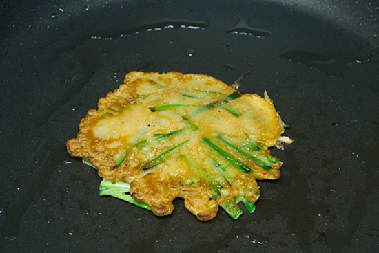 Cách làm bánh pancake cay cay với hẹ tây kiểu Hàn 7