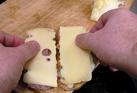 Cách làm bánh sandwich kẹp thịt bò bắp cải 6