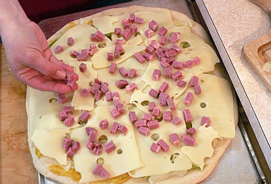Cách làm bánh pizza thịt bò muối hộp 13