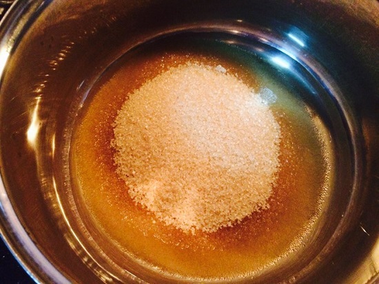 Đun nước đường nấu chè con ong ngon