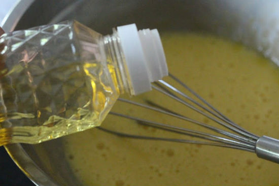Thêm dầu ăn vào phần trứng làm bánh chiffon lá dứa