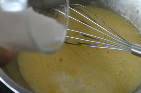 Đánh bông hỗn hợp trứng gà làm bánh chiffon lá dứa