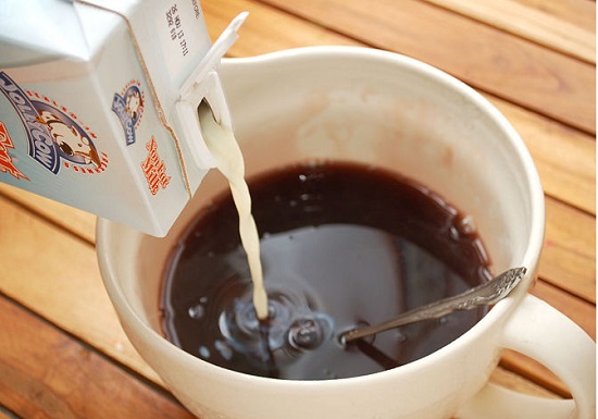 đổ sữa tươi vào sốt socola 