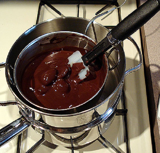 đun chảy chocolate - cách làm mứt gừng nhúng chocolate