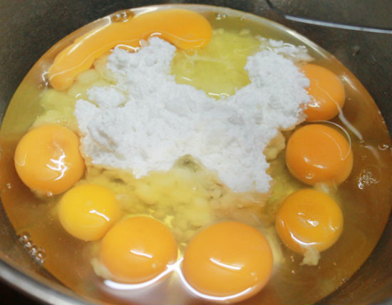 Trộn hỗn hợp làm bánh bông lan trứng muối