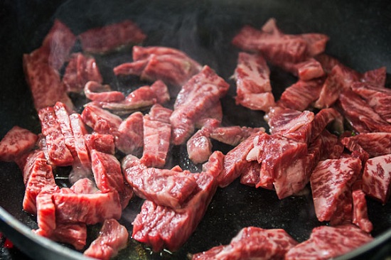 Xào thịt làm món cơm trộn Hàn Quốc (Bibimbap)