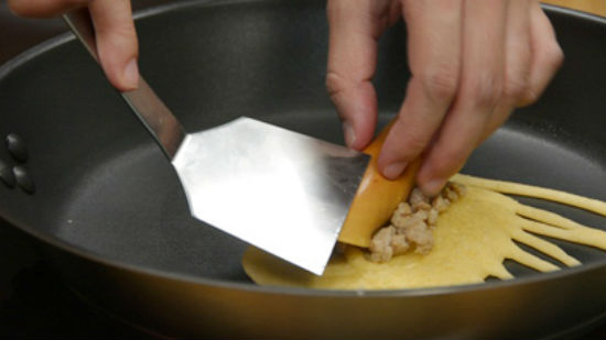 Công thức làm pancake cuộn xúc xích bò năm ngon miễn chê 9