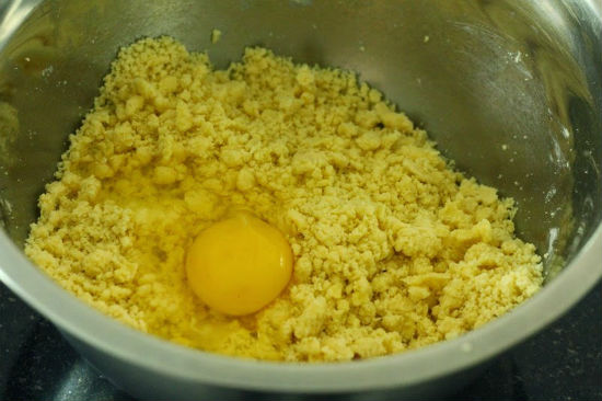Thêm trứng gà vào hỗn hợp bột làm bánh tart dứa
