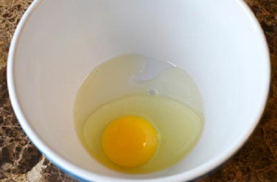 trứng đập ra bát