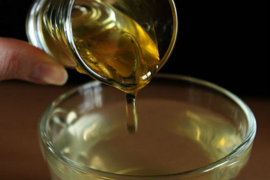 Ly trà gừng sẽ trở nên thơm, ngon, dễ uống hơn với một chút mật ong