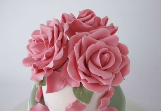 Trang trí bánh kem bằng hoa hồng làm từ fondant 1